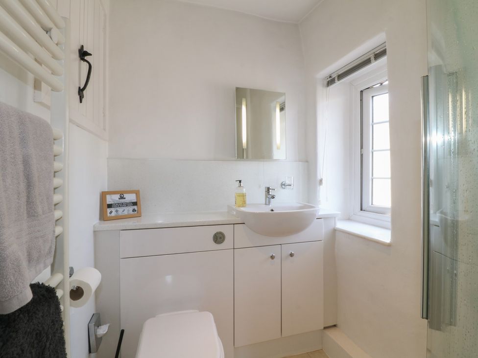 A bathroom with a sink, shower and toilet at Blindwell House