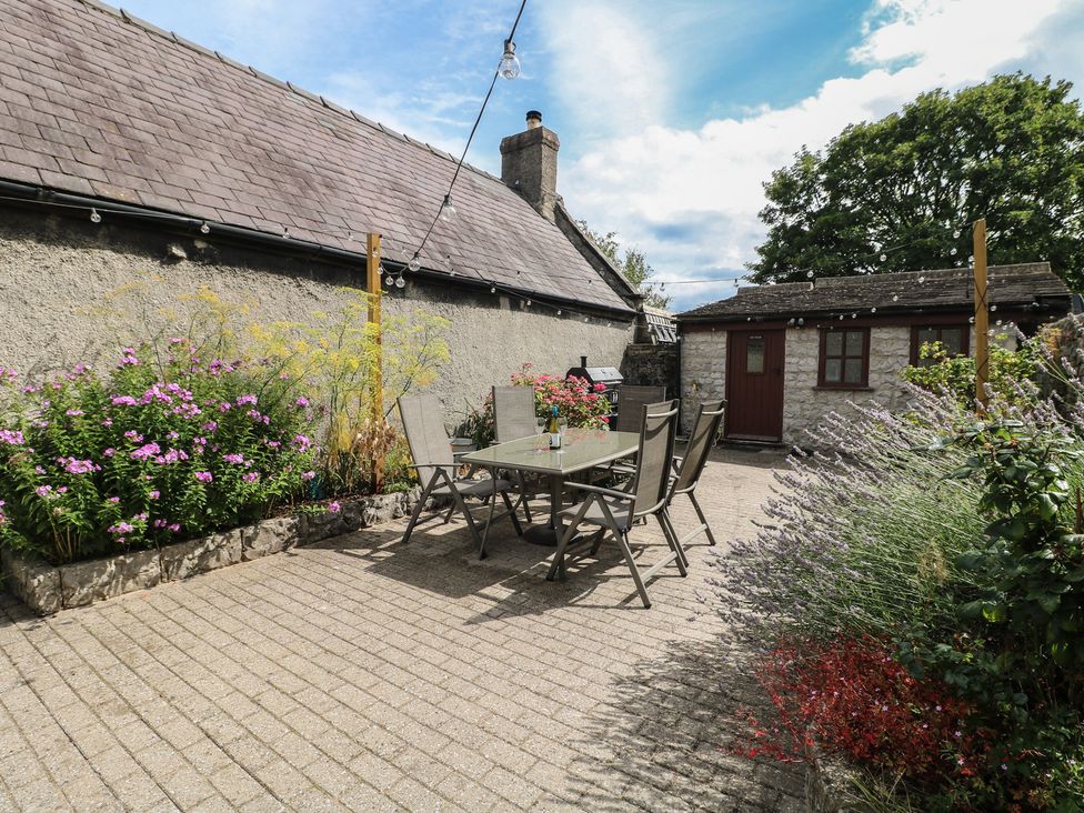 An outdoor seating area with a table and chairs at Blindwell House 