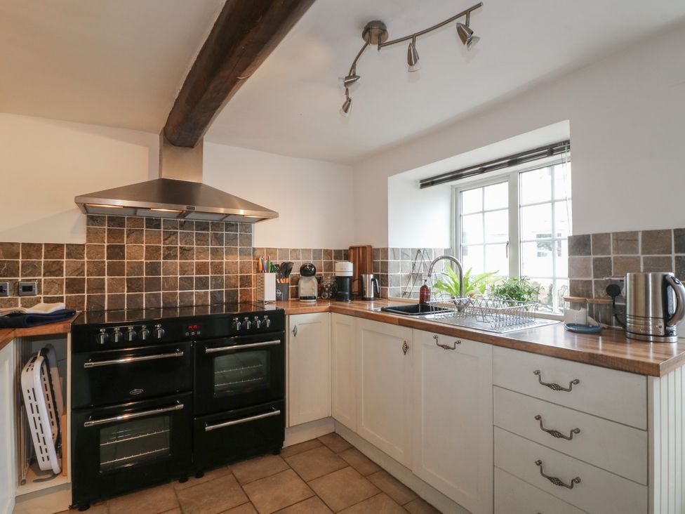 A kitchen with oven and sink at Blindwell House