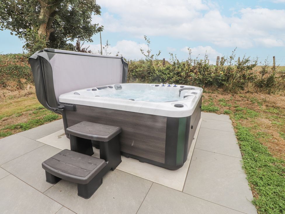 A hot tub with steps in a garden at Bryncrin in Edern