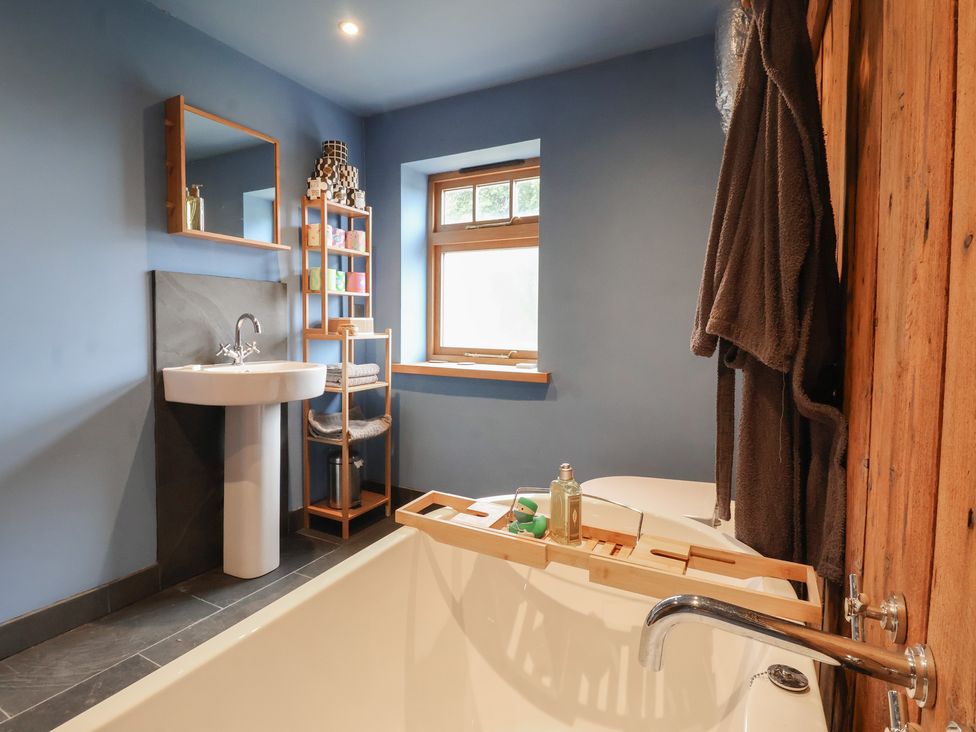 A bathroom with a sink and bathtub at The Annex at Manor Farm