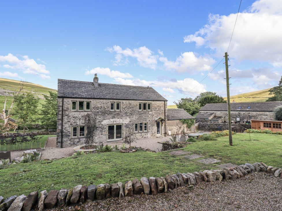 A stone house with garden at Hallbeck near Kettlewell