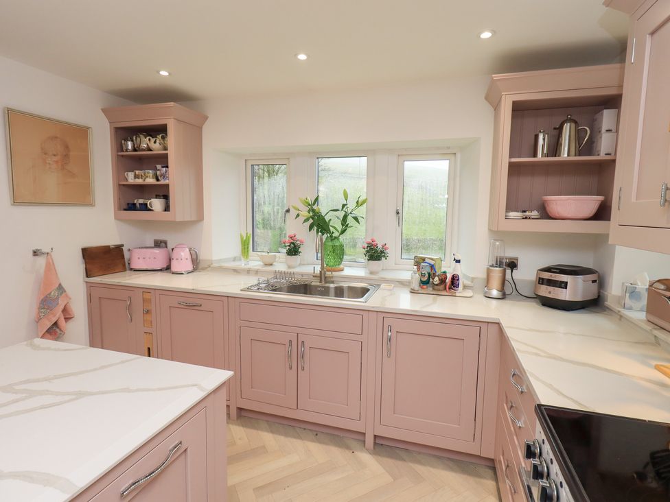 A kitchen with cabinets, sink, and appliances at Hallbeck in Buckden