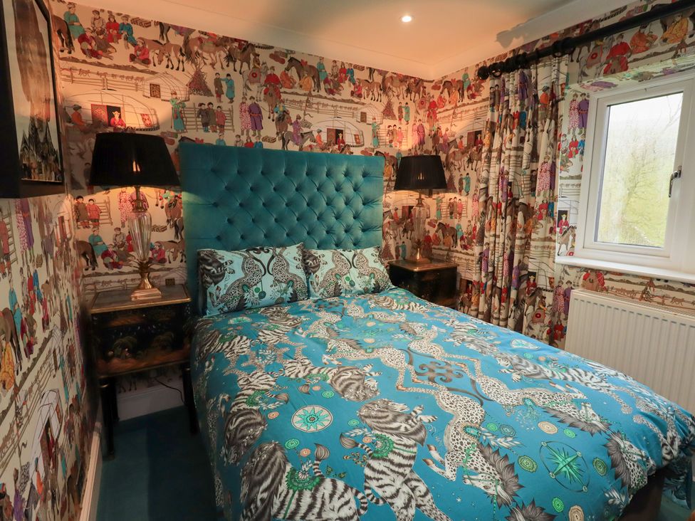 A bedroom with a bed and lamps at Hallbeck in Buckden