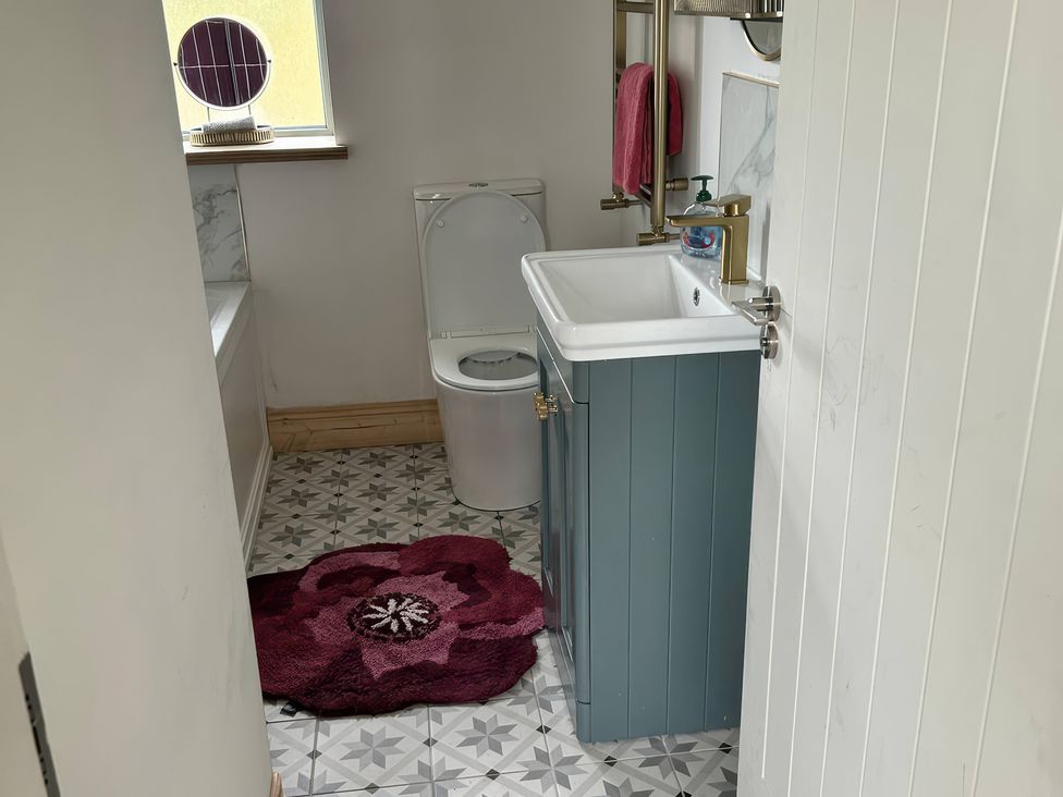 A bathroom with a sink and toilet at Knocknanuss