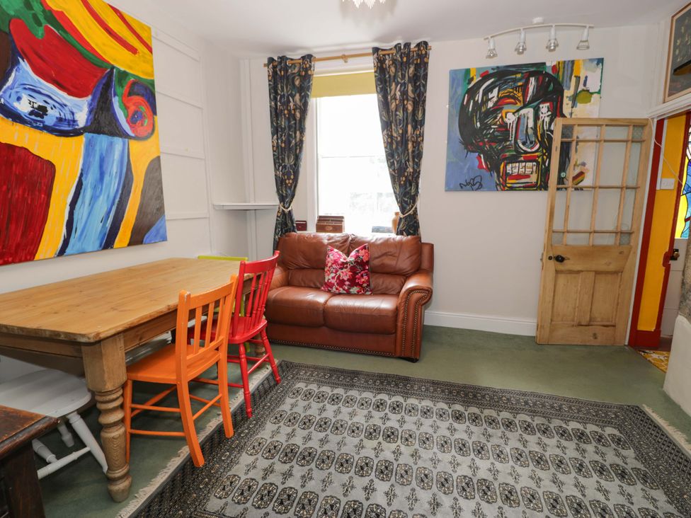 A living room with a table and chairs at Bryn Dwr in Llangollen