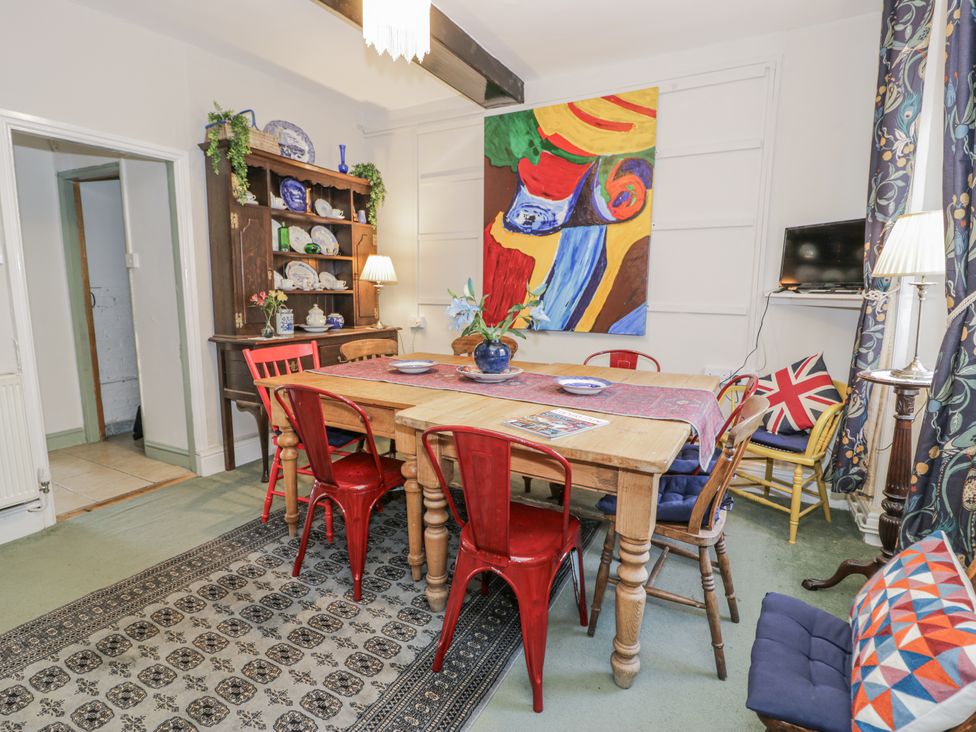 A dining room with a table and chairs at Bryn Dwr in Llangollen