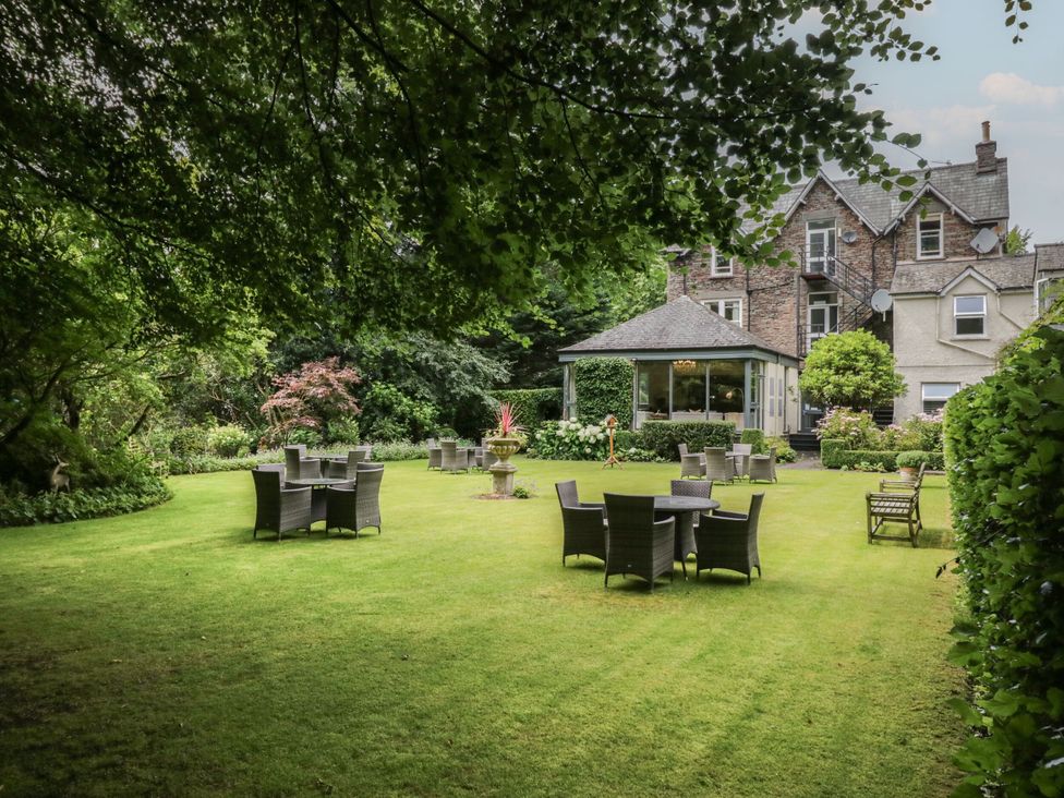 A garden with seating and a fountain at Shelley in Ambleside