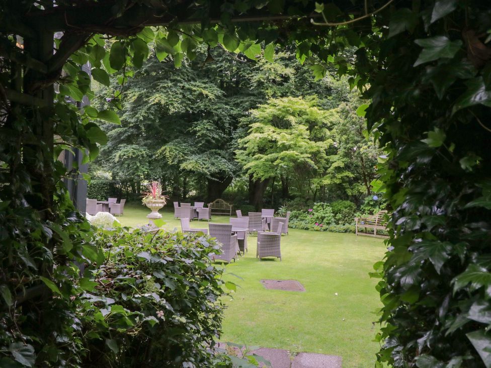 A garden with chairs and a table at Coleridge in Ambleside