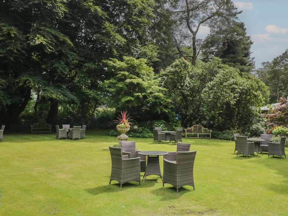 A garden with tables and chairs at Coleridge in Ambleside
