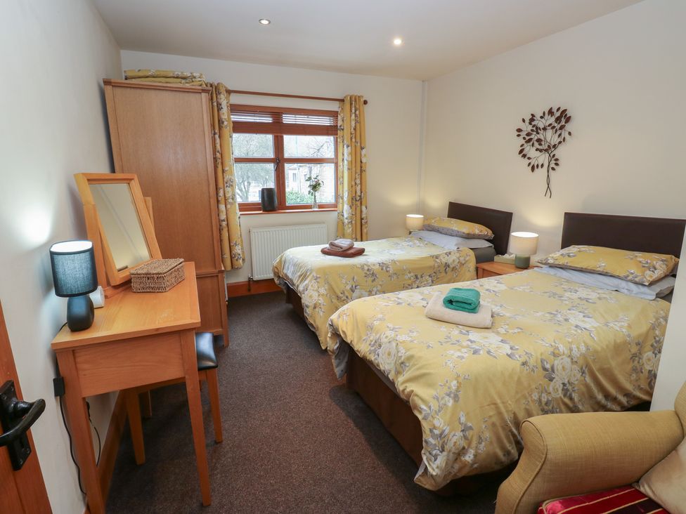 A bedroom with twin beds and a desk at Green Route Apartment in 