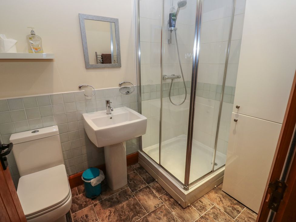 A bathroom with a shower, toilet and sink at Green Route Apartment 
