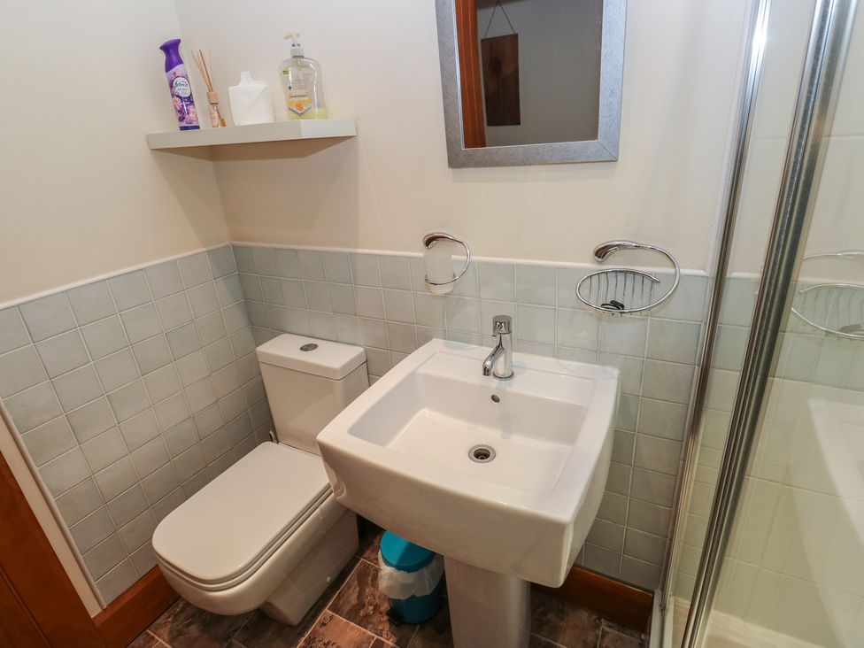 A bathroom with a sink and toilet at Green Route Apartment