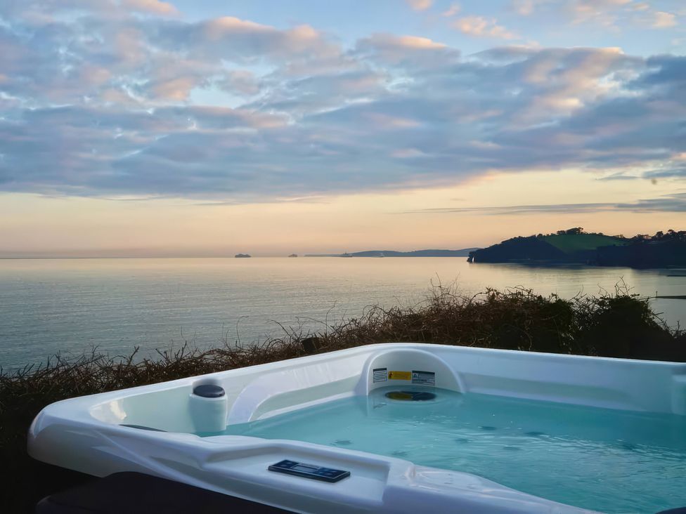 A hot tub overlooking the ocean at Crows Nest Dawlish in Dawlish