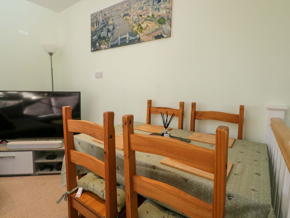 A dining room with a table and chairs at Swallows Nest in Bourton-On-The-Water