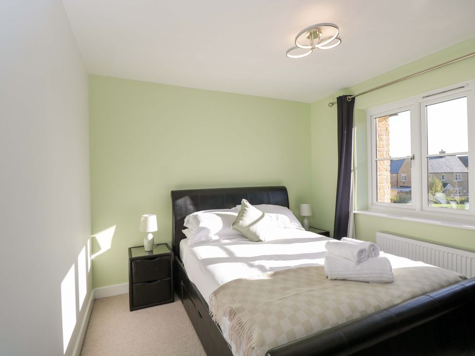 A bedroom with a bed and bedside lamps at Swallows Nest in Bourton-On-The-Water