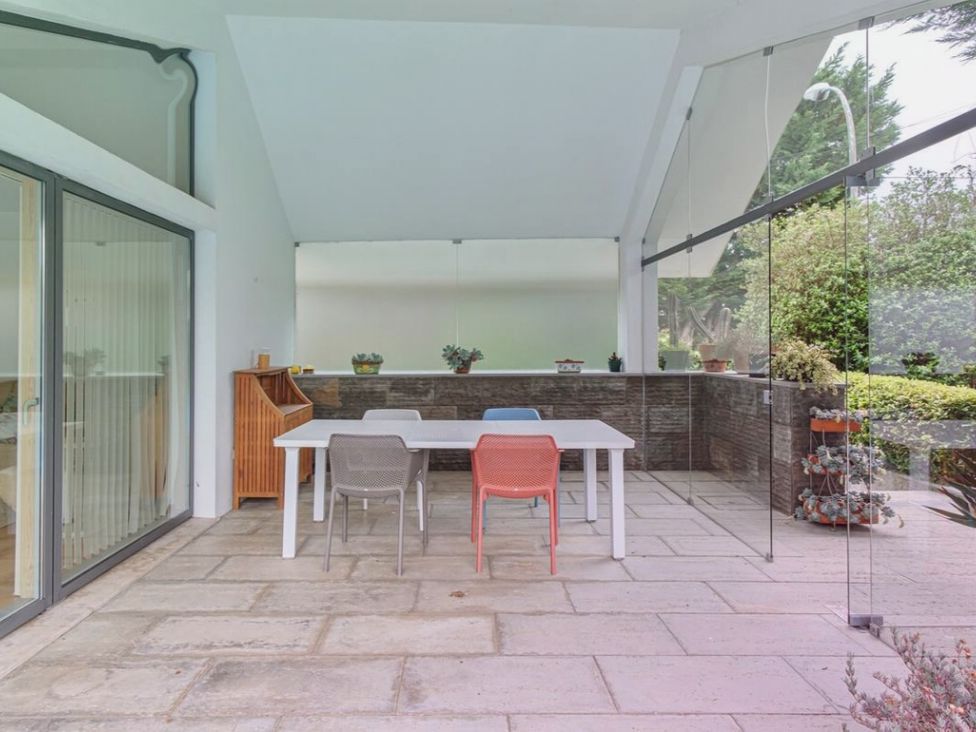 An outdoor dining area with a table and chairs at the property in 