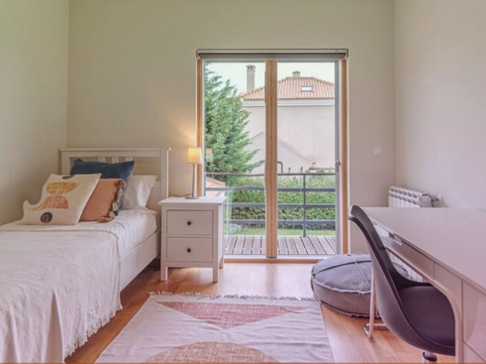A bedroom with a bed and desk at the property