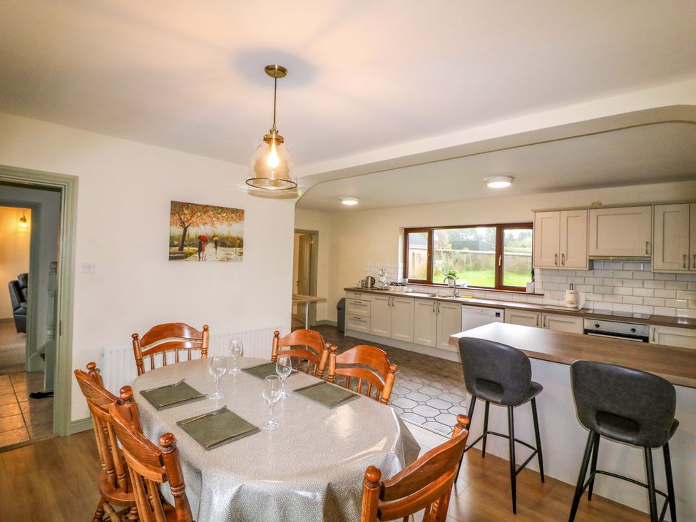 A kitchen with dining area and appliances at Shamrock House