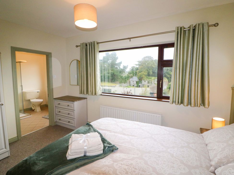 A bedroom with a bed and an adjoining bathroom at Shamrock House