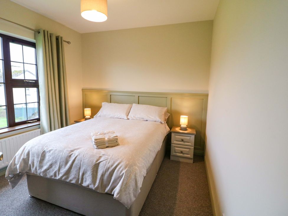 A bedroom with a bed and bedside tables at Shamrock House