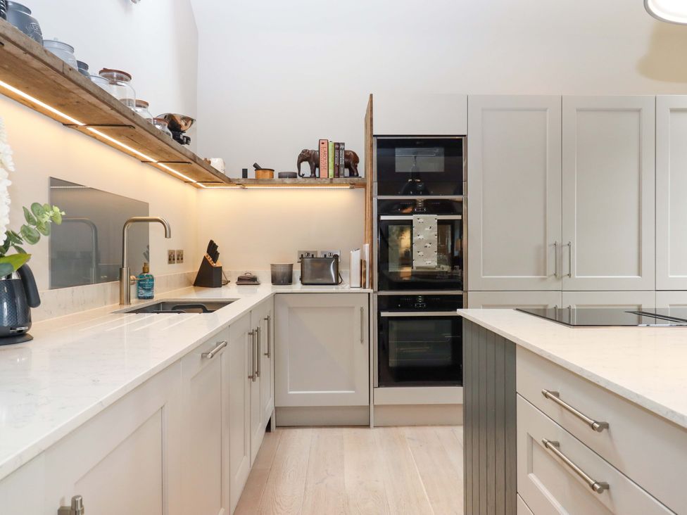 A kitchen with cabinets and appliances at Duke's Barn Blackawton near Dartmouth