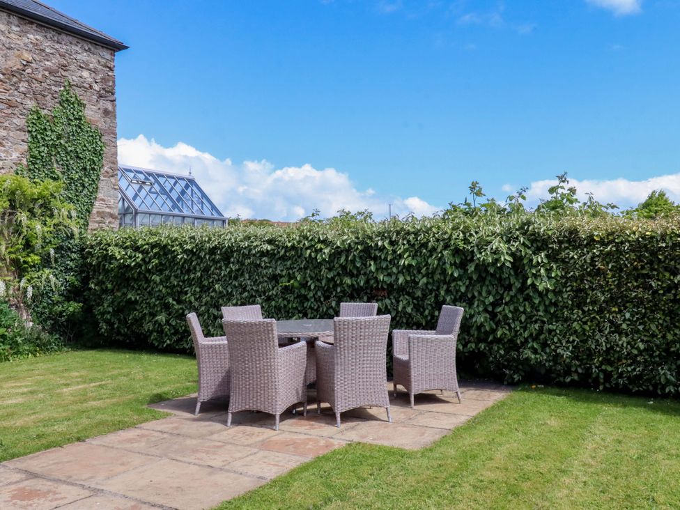 A garden with a table and chairs at Duke's Barn Blackawton near Dartmouth