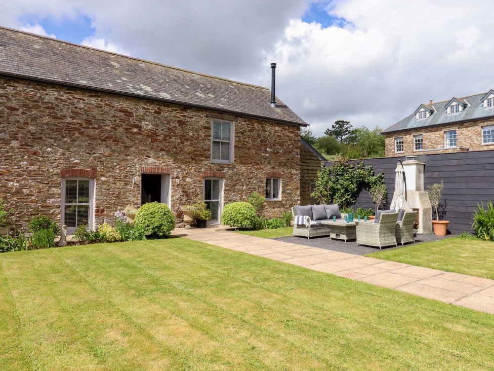 A garden with seating and plants at Duke's Barn Blackawton near Dartmouth