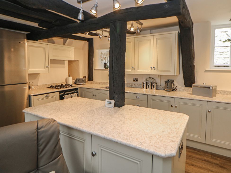 A kitchen with cabinets and appliances at The Toll Bar in Hope Valley