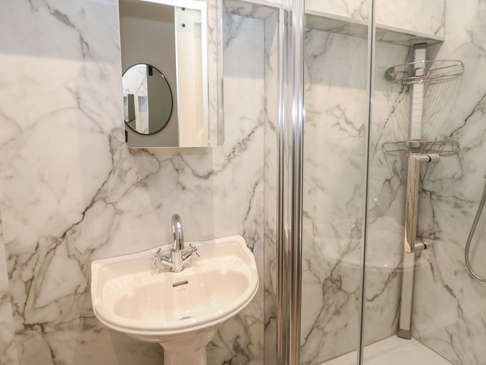 A bathroom with a sink and shower at The Toll Bar in Hope Valley