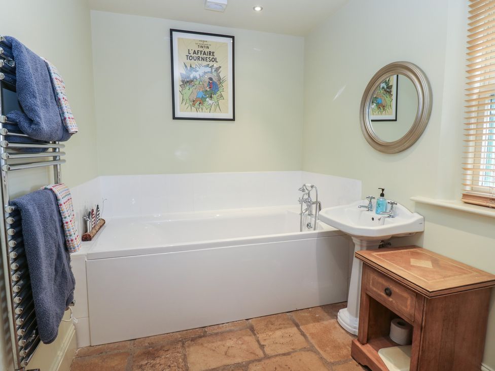 A bathroom with a bathtub and sink at The Annex