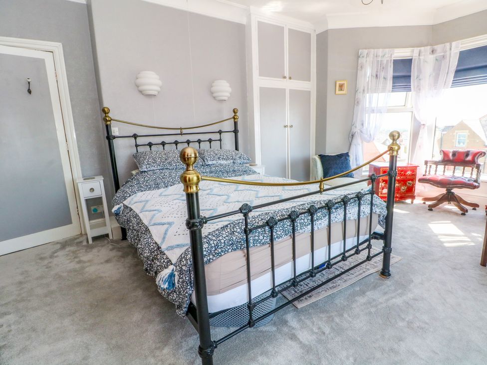 A bedroom with a bed and furniture at Ferncliffe 