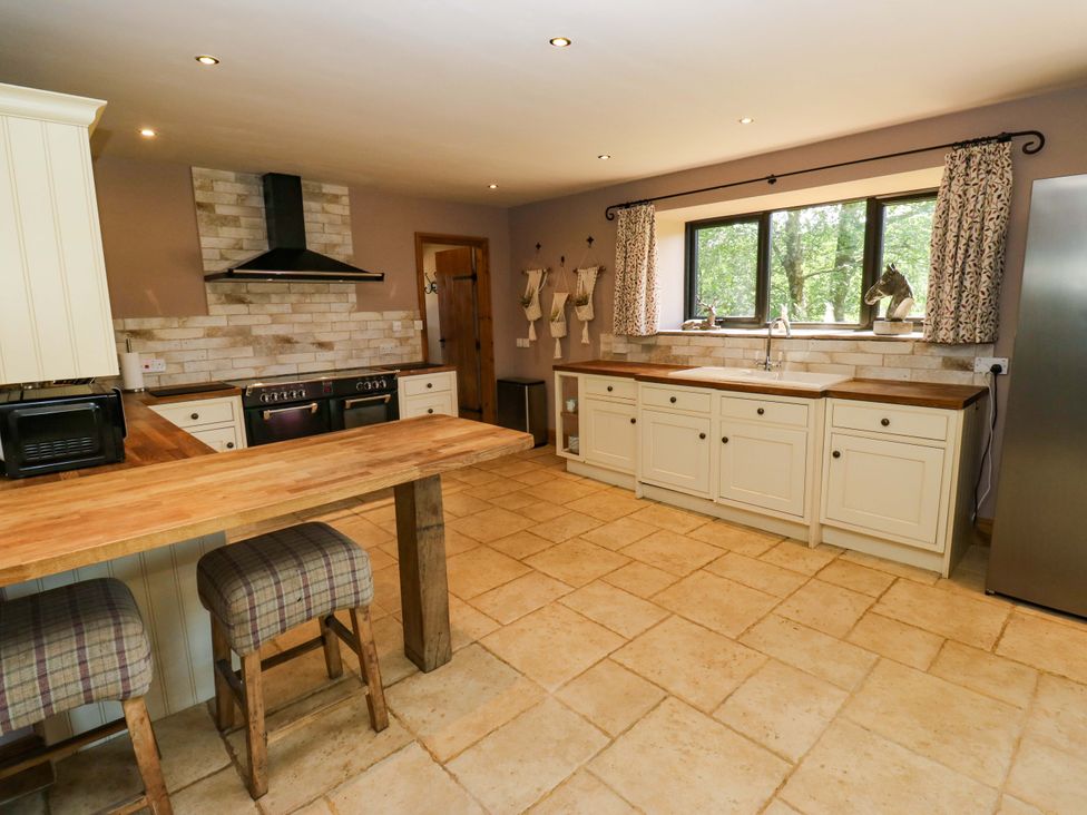 A kitchen with cabinets and appliances at Bib Knowl Farm in Littleborough