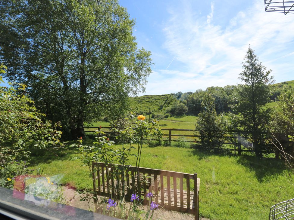 A garden with a bench and plants at Bib Knowl Farm Littleborough