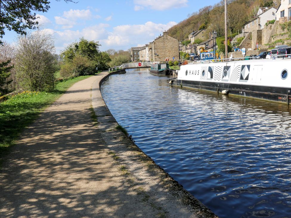A canal with boats and a path alongside at Bib Knowl Farm Littleborough
