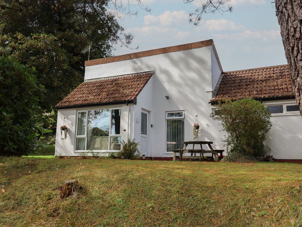 A house with a picnic table and garden at Manorcombe 1 in Honicombe Park near Gunnislake