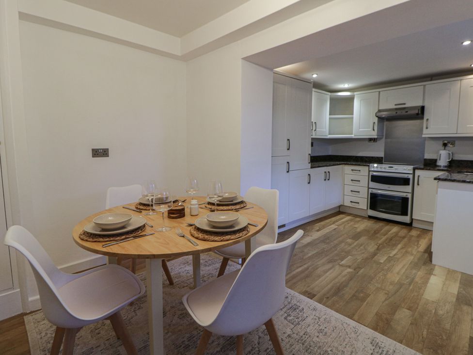 A dining area with a table and chairs at Cariad Cottage in Hereford