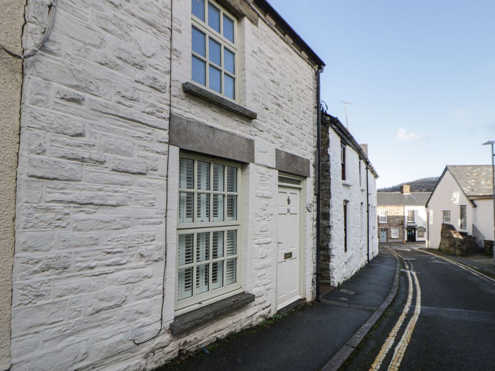 A building with windows and door on a street at Cariad Cottage in Hereford