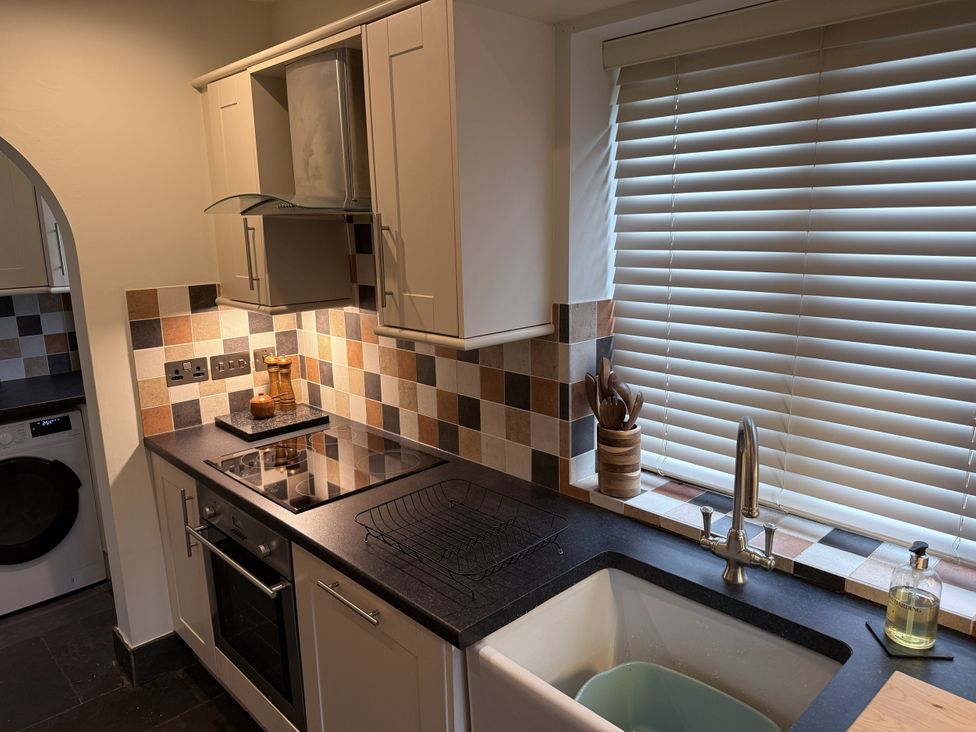 A kitchen with a stove, oven, sink and counter at New House Barn in Ashbourne