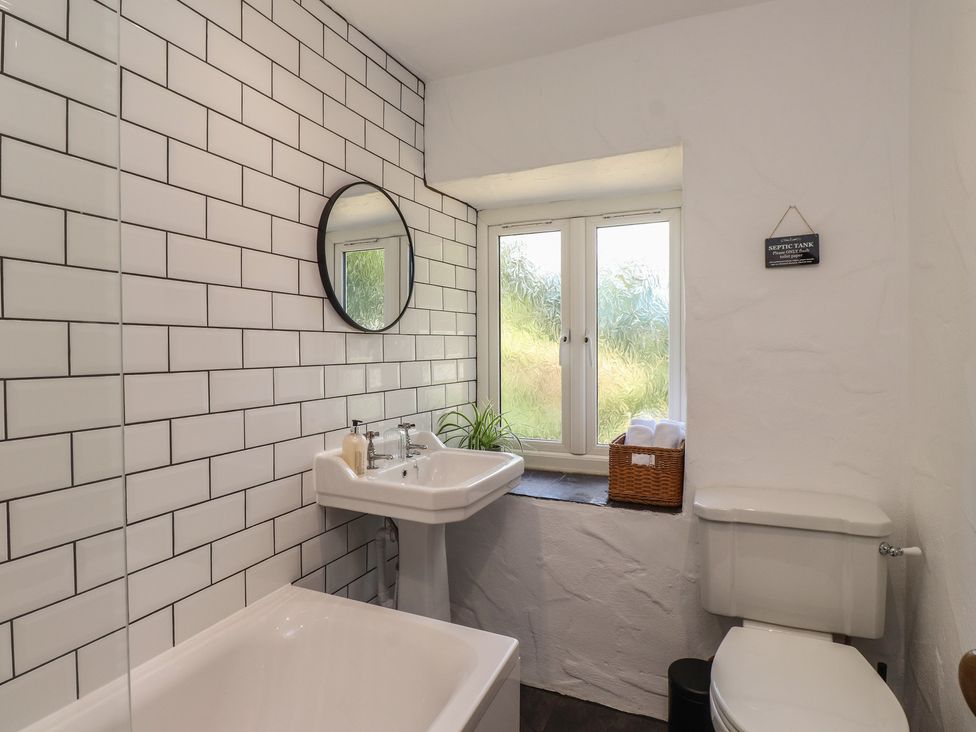 A bathroom featuring a sink, bathtub, and toilet at Garreg Fawr