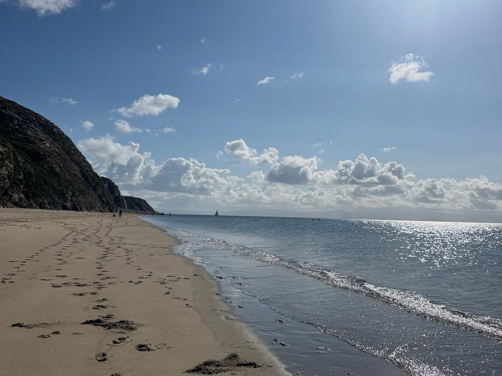 A beach with footprints and ocean view at Garreg Fawr in Llanbedrog