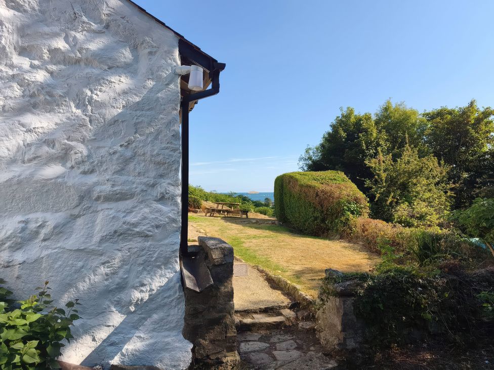 An outdoor area with a view of the ocean at Garreg Fawr in Llanbedrog