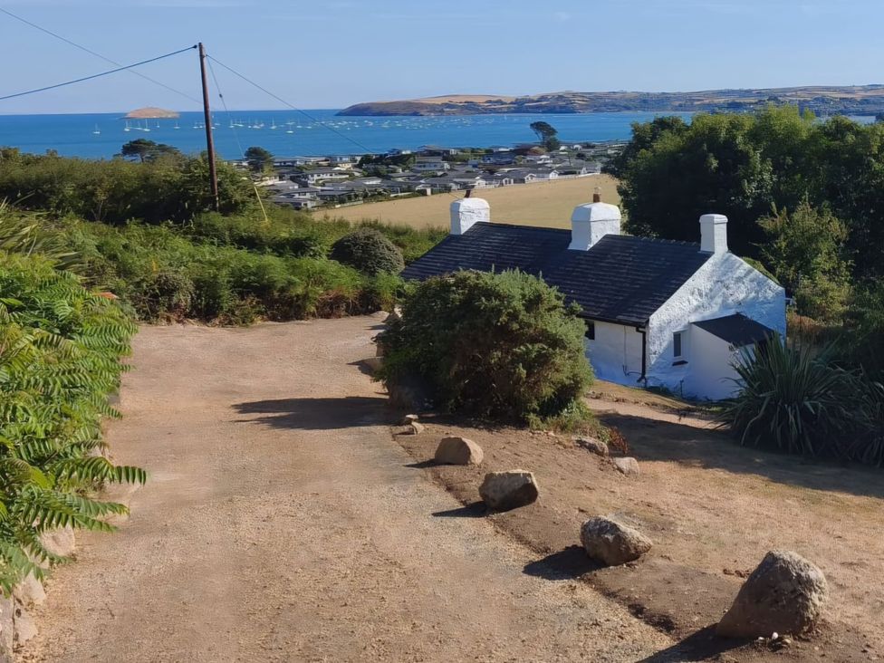 A house near a path with ocean view at Garreg Fawr Llanbedrog