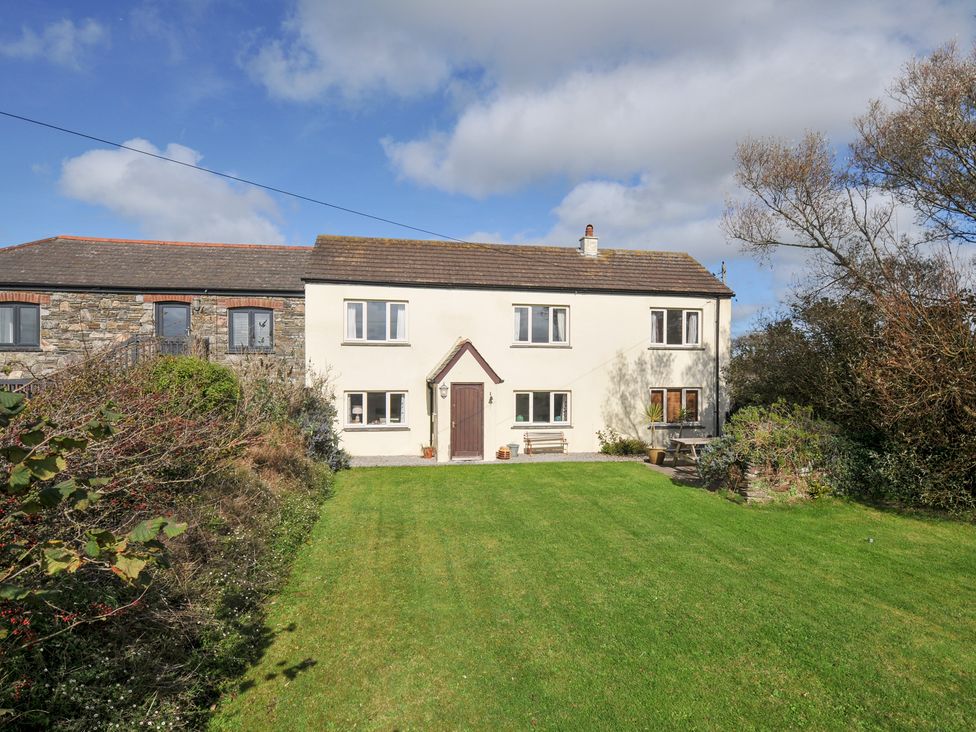 A house with a garden at Rosewin Farmhouse near St Minver