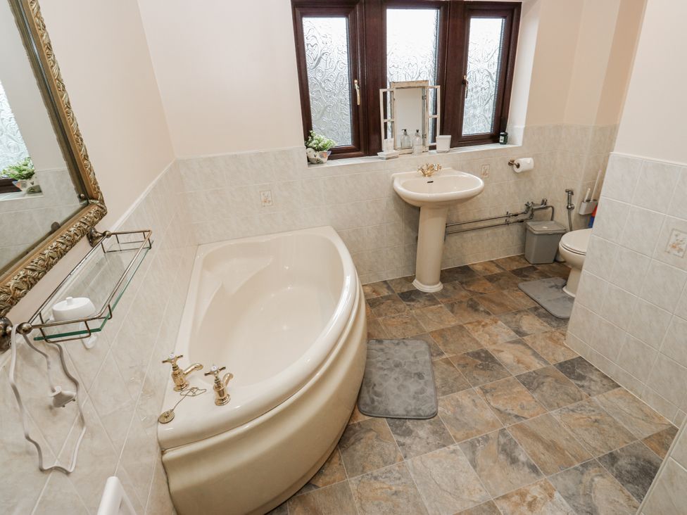 A bathroom featuring a bathtub, sink, and toilet at The Peak View Holmfirth, Hade Edge, Yorkshire