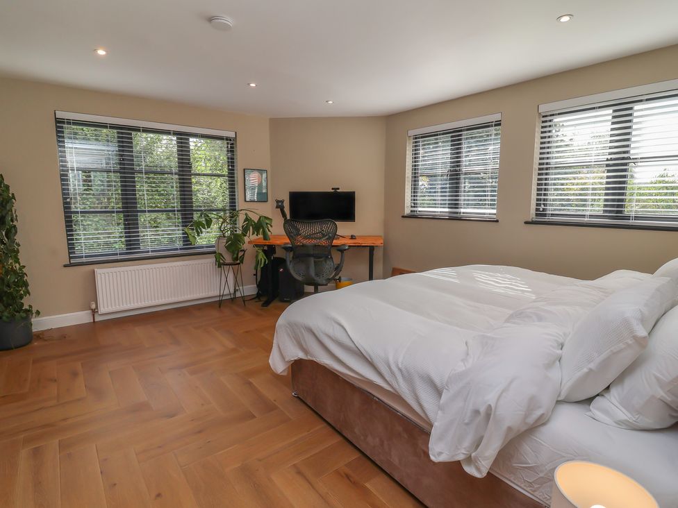 A bedroom with a bed and desk at Hedgerose in Goodleigh near Barnstaple