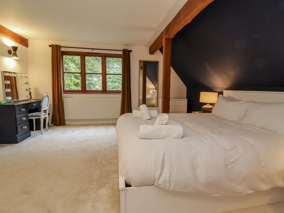 A bedroom with a bed and dressing table at Hedgerose Goodleigh near Barnstaple
