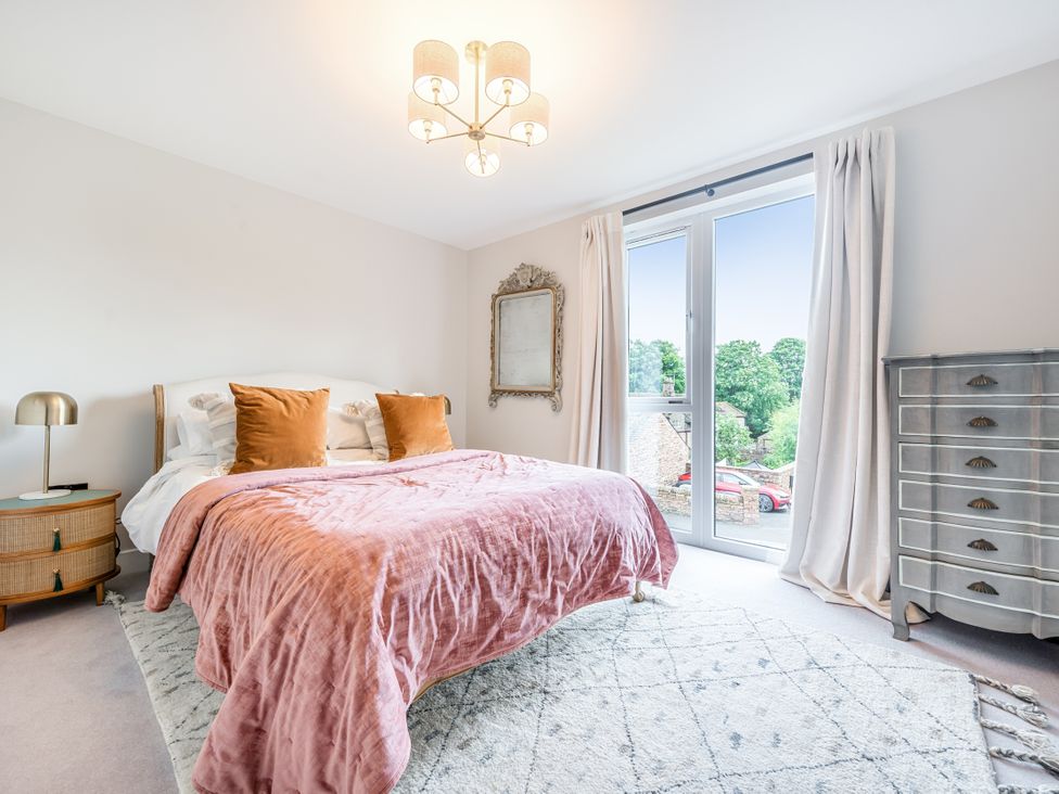 A bedroom with a bed and bedside lamp at the property