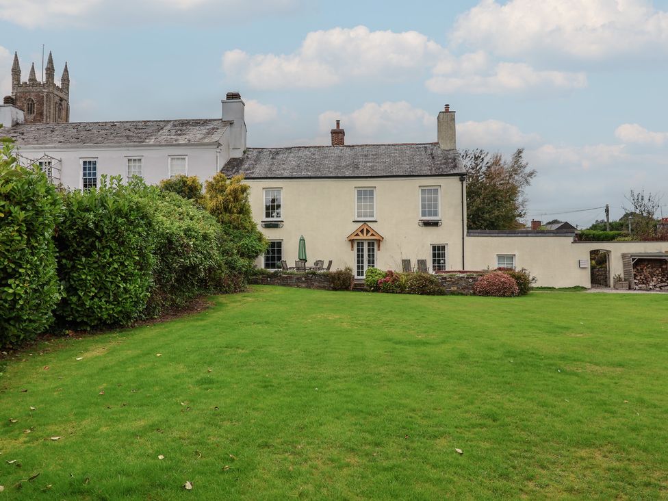 A house with a garden and windows at The Old Manor House in Lifton