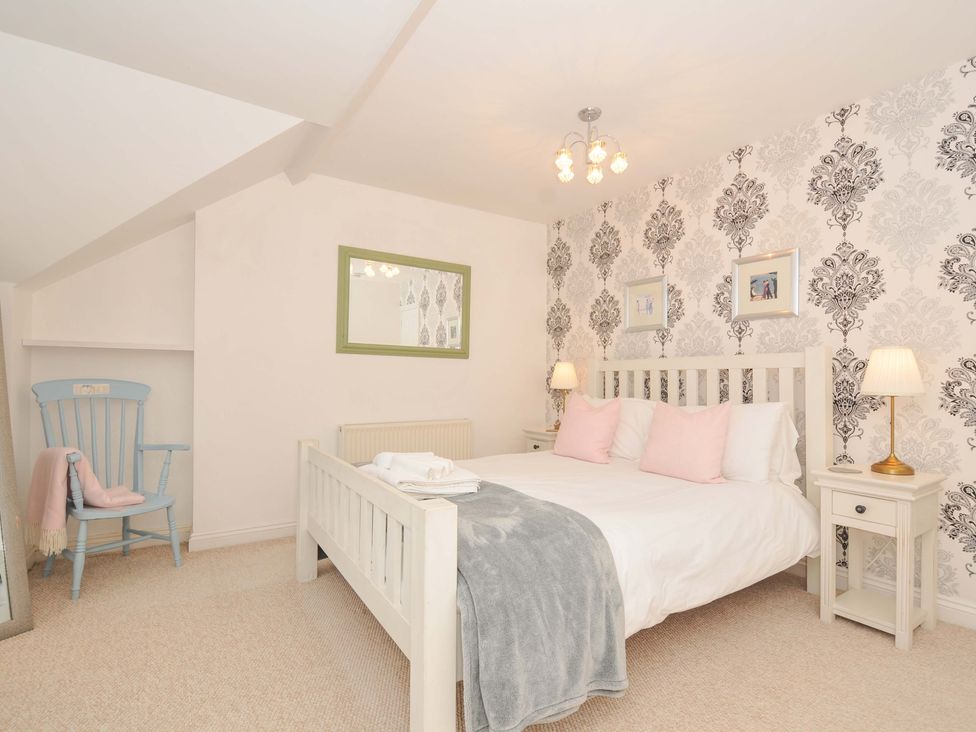 A bedroom with a bed and two bedside tables at Overdale